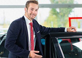 Un conseiller ou une conseillère des ventes