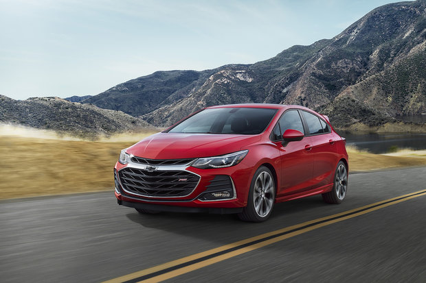2019 Chevrolet Cruze Hatchback vs 2018 Mazda3 Sport