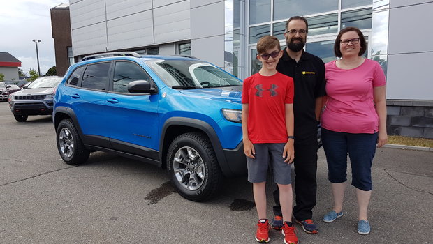 Un gros merci à Mme Julie Dubé et sa famille pour l'achat de son magnifique Jeep Cherokee TrailHawk bleu hydro. Vous allez faire beaucoup de jaloux.