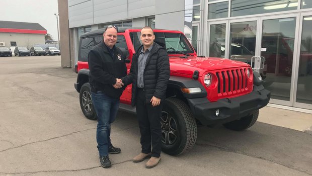 Merci à un passionné de Jeep, M. Dean Thériault qui fait l’acquisition de son 5ième Jeep Wrangler. Bonne route.