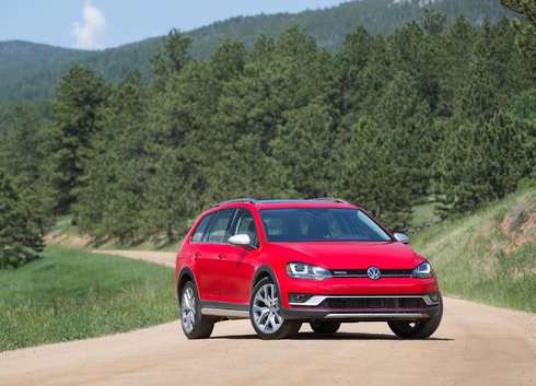 2017 Volkswagen Golf Alltrack wins AJAC Car of the Year award