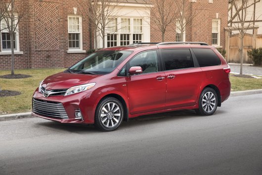 Put Your Family at Ease in the 2018 Toyota Sienna in Laval, Quebec